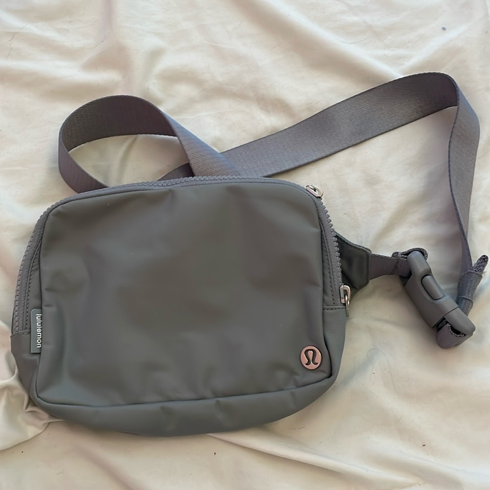 lululemon everywhere belt bag grey
